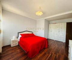 APARTAMENT ME QERA 2+1 PRANE LIQENIT ARTIFICAL TE TIRANES